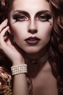 Marquise yüzünde doğum lekesi ile