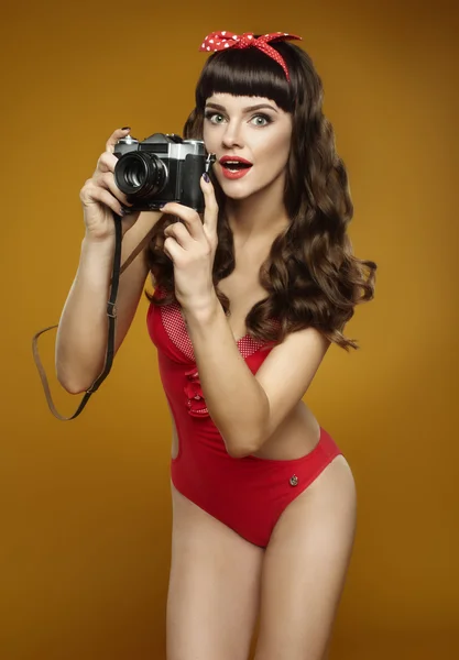 Pin-up menina com câmera retro — Fotografia de Stock