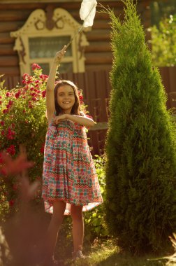 küçük kız yüzük-net ile yürüyüş