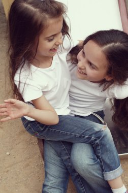 birbirleri ile oynayan iki çocuklar