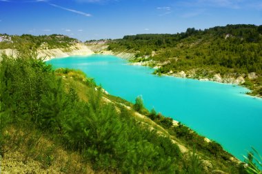 Göl ışık mavi su ile