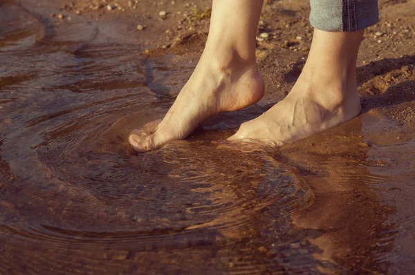 Paar Füße im Wasser — Stockfoto