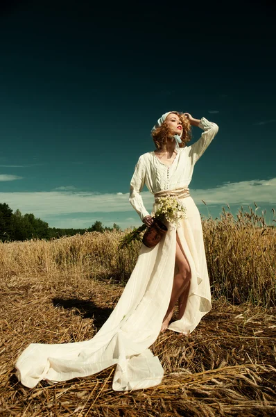 Kız beyaz elbiseli bir alanda