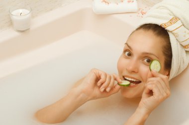 Kız salatalık ısırma banyo meme