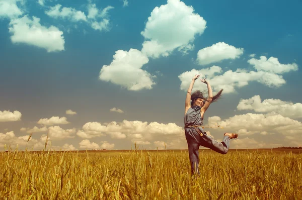 Fille sautant dans un champ de seigle — Photo