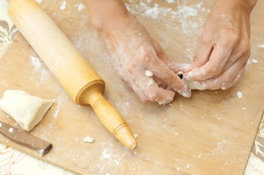 pudra doldurma ile bir rulo yapar