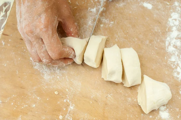 Руки кондитерського виробу вирізали тісто — стокове фото