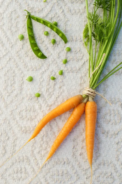 Carrots and pod of peas top view — Stock Photo, Image