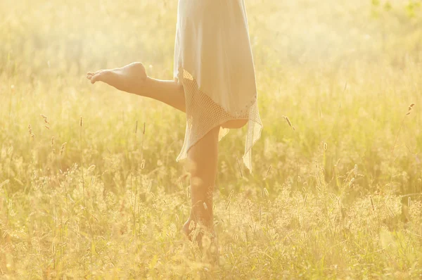 Girl's feet on a summer meadow — Stock Photo, Image