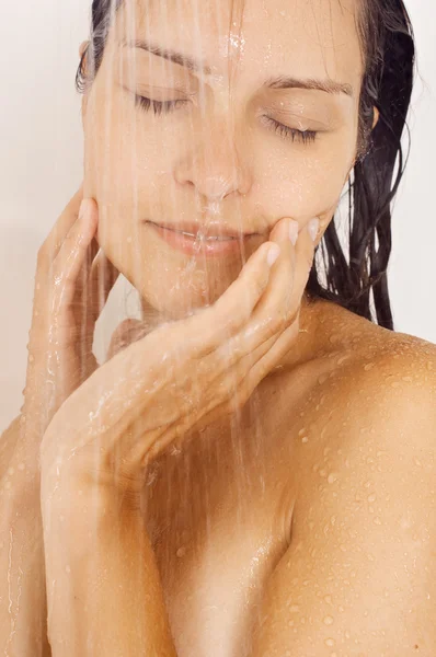 여자 얼굴에 흐르는 물 — 스톡 사진