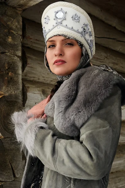 Portrait de fille dans le vieux style russe — Photo