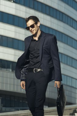 Evrak Çantası'nda el ile mutlu işadamı