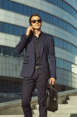 Evrak Çantası'nda bir gözlük ile işadamı