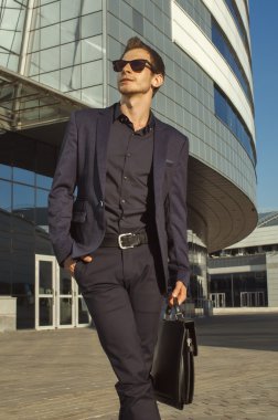 Evrak Çantası'nda el ile başarılı iş adamı