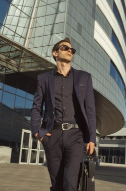 Evrak Çantası'nda el ile başarılı iş adamı