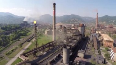 Demir işleri fabrikasının havadan videosu.