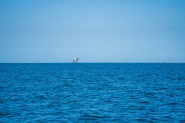 İtalya yakınlarındaki Adriyatik Denizi 'nin pitoresk kristal berrak mavi suyu. Yüksek kalite fotoğraf