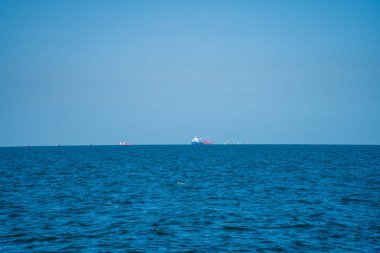 Denizin mavi sularında sportif beyaz yatlar. Seyahat konsepti. Yüksek kalite fotoğraf