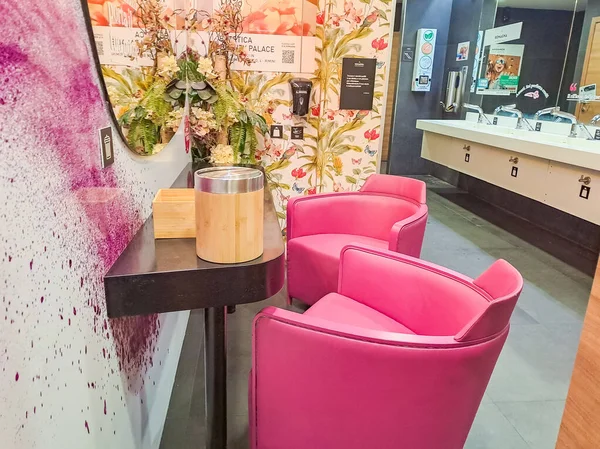 Cesenatico-Italy- 13 Eylül 2025, Pembe arabalar park halinde, fuara hazırlanıyorlar. Yüksek kalite fotoğraf