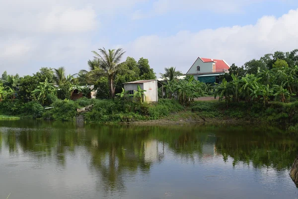 Vietnamese platteland met huis en vijver — Stockfoto