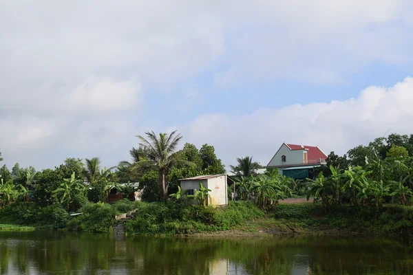 Βιετναμέζικα-εξοχή με σπίτι και λίμνη — Φωτογραφία Αρχείου