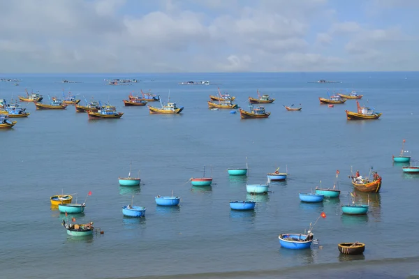 Vila de pescadores com muitos barcos cesta tradicionais e navio em muine, vietnam — Fotografia de Stock