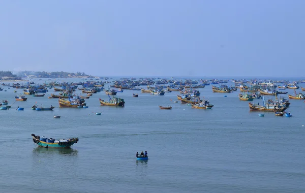 Fischerdorf mit vielen traditionellen Korbbooten und Schiff in muine, Vietnam — Stockfoto