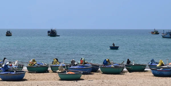 Ke ga beach et bateau panier traditionnel sur le sable du village de pêcheurs, muine, vietnam — Photo