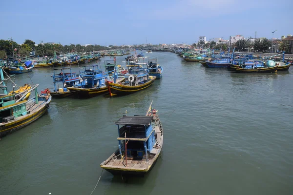 Viele traditionelle Fischerboote ankern im Fluss Muine, Vietnam — Stockfoto