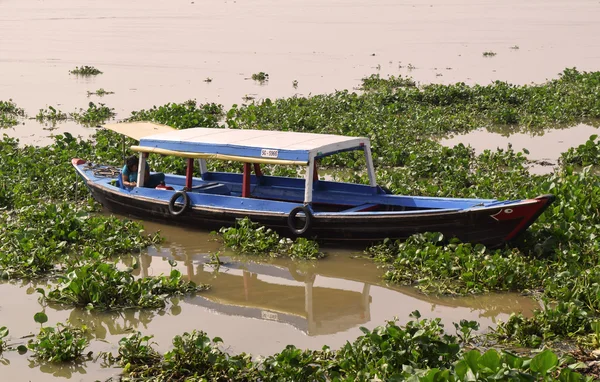 Barco no rio saigão, ho chi minh cidade, vietnam — Fotografia de Stock