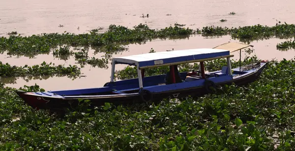 Barco no rio saigão, ho chi minh cidade, vietnam — Fotografia de Stock