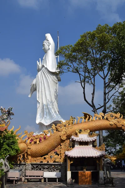 Duże statua Bodhisattva Chau Thoi buddyjskiej świątyni, Binh Duong, Wietnam — Zdjęcie stockowe