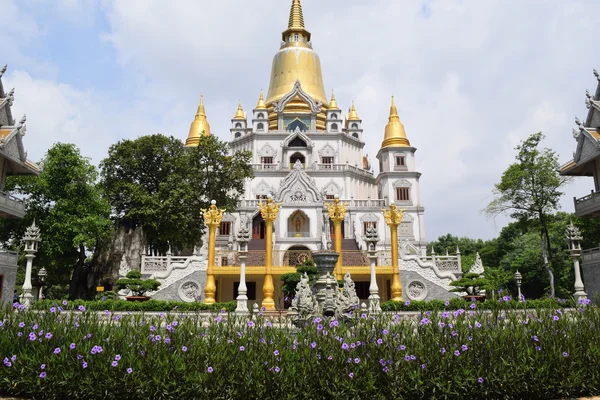 Храм Бу Лонг в городе Хошимин, Вьетнам — стоковое фото