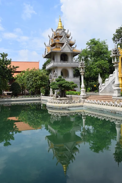 Buu Long temple reflet dans l'étang de Ho Chi Minh-ville, Vietnam — Photo