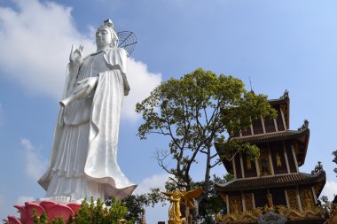 Bodhisattva Budist Chau Thoi Tapınağı, Binh Duong, Vietnam'nda büyük heykeli