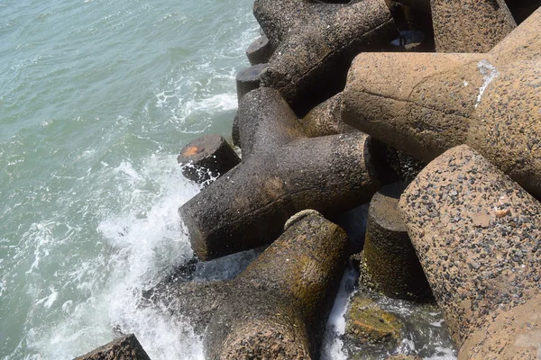 混凝土砌块四针状防波堤慕海，越南 — 图库照片