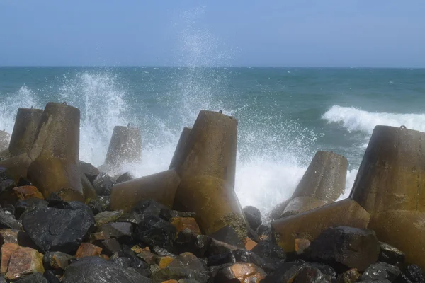 Bloco de concreto tetrápode quebra-mar em mar muino, vietnam — Fotografia de Stock