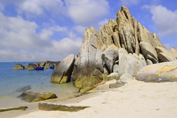 美丽的热带海滩，与许多在海边岩石上在柯 ga, — 图库照片