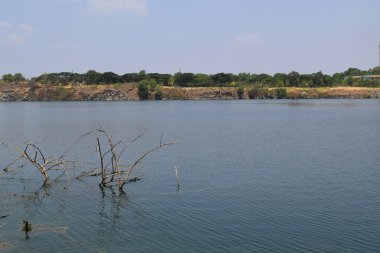Bankada bina ile kayalık Gölü 
