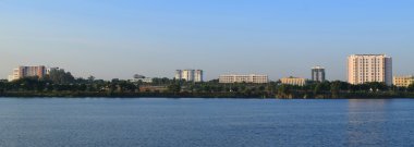 Bankada bina ile kayalık Gölü 