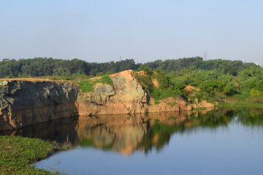 kayalık göl ile taş ve bitki su yansıtacak 