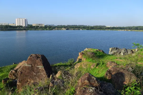 Lac rocheux avec quelques pierres et de l'herbe dans la banque — Photo