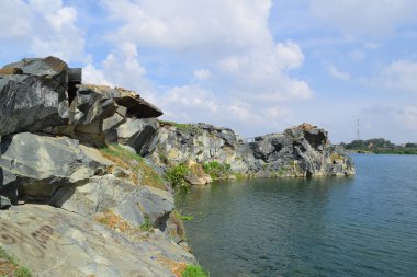 taş ve cliff kayalık Gölü 