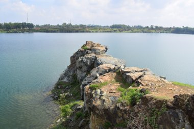 taş ve cliff kayalık Gölü 