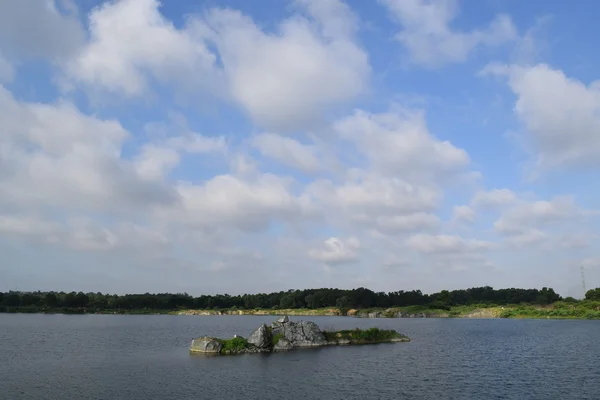 Rotsachtige meer met riviertje islet — Stockfoto