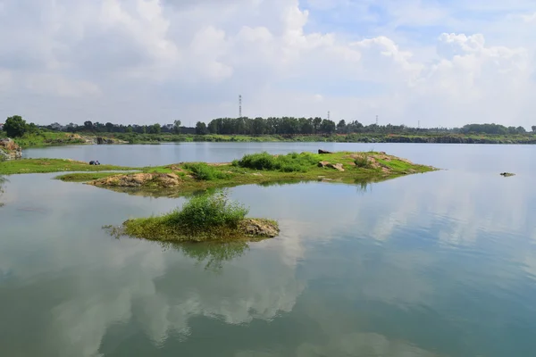 小河胰岛的岩石湖 — 图库照片