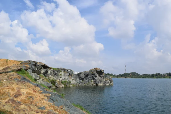 Lac rocheux avec pierre et falaise — Photo