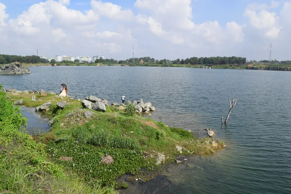 Каменистое озеро с несколькими камнями и травой в банке — стоковое фото