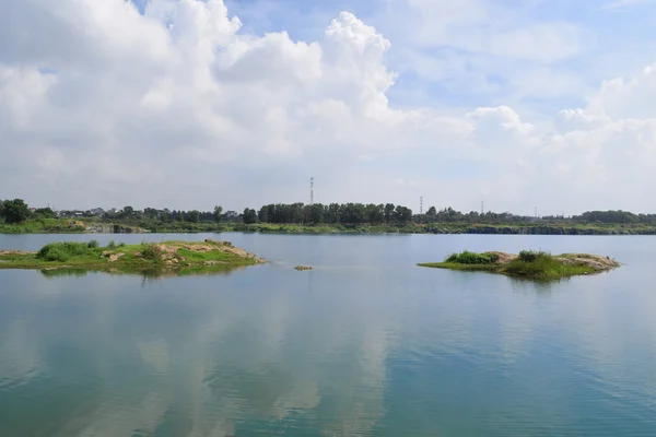 小河胰岛的岩石湖 — 图库照片