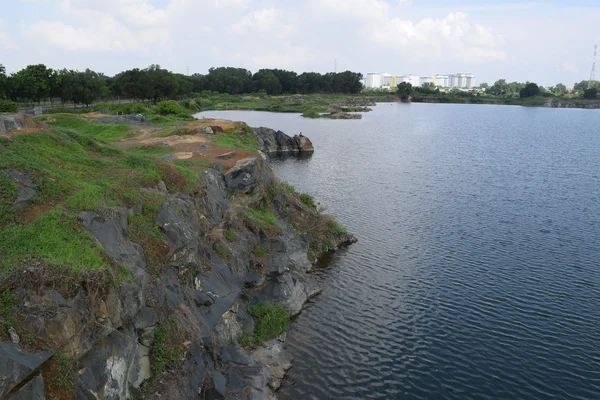 Felsiger See mit Steinen und Gras am Ufer — Stockfoto